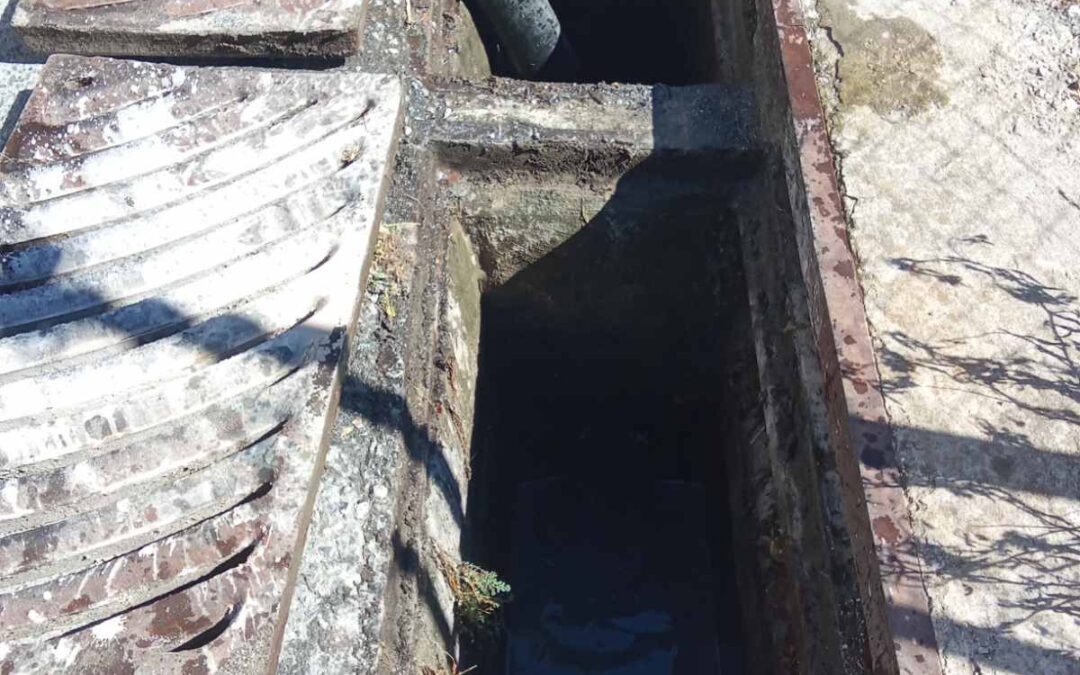 Η ΔΕΥΑΘ για να αποφευχθούν πλημμύρες καθαρίζει τα φρεάτια